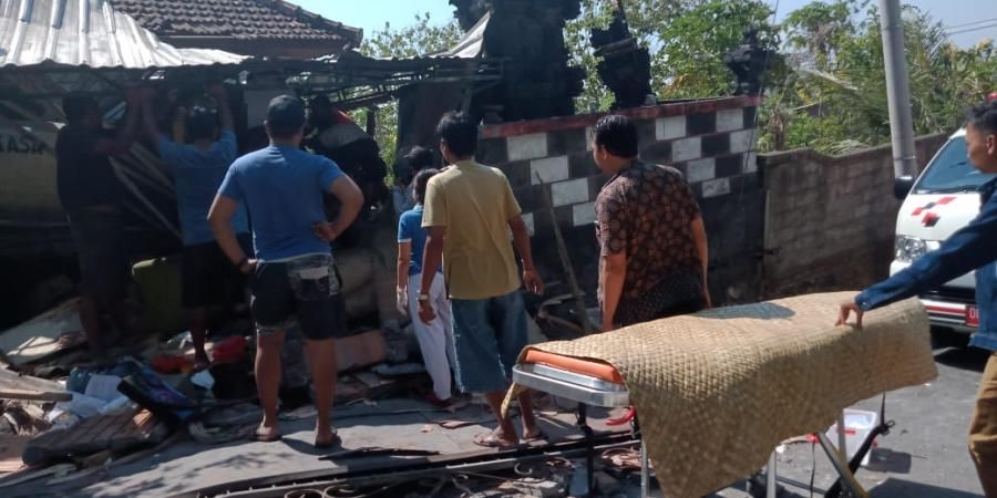 podiumnews.com-Sopir Truk Tangki Tabrak Rumah Hingga Tewas